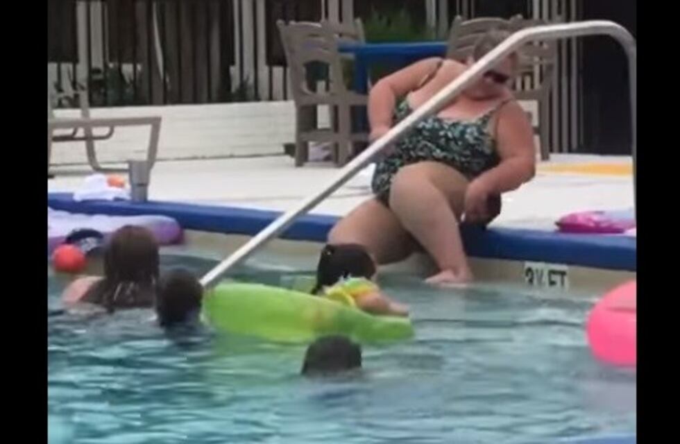 Desagradable: la mujer que se depila las piernas en la pileta