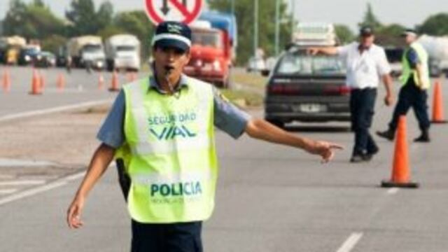 Mujer policu00eda de Seguridad Vial
