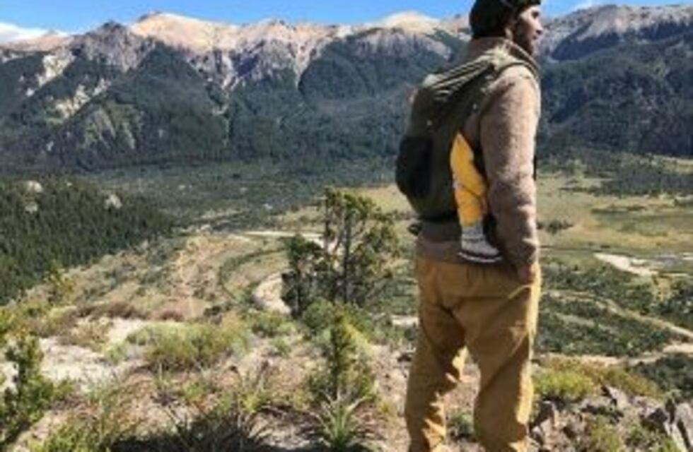 Polémica en las redes por una foto del marido de Zaira Nara llevando a su hija en la espalda