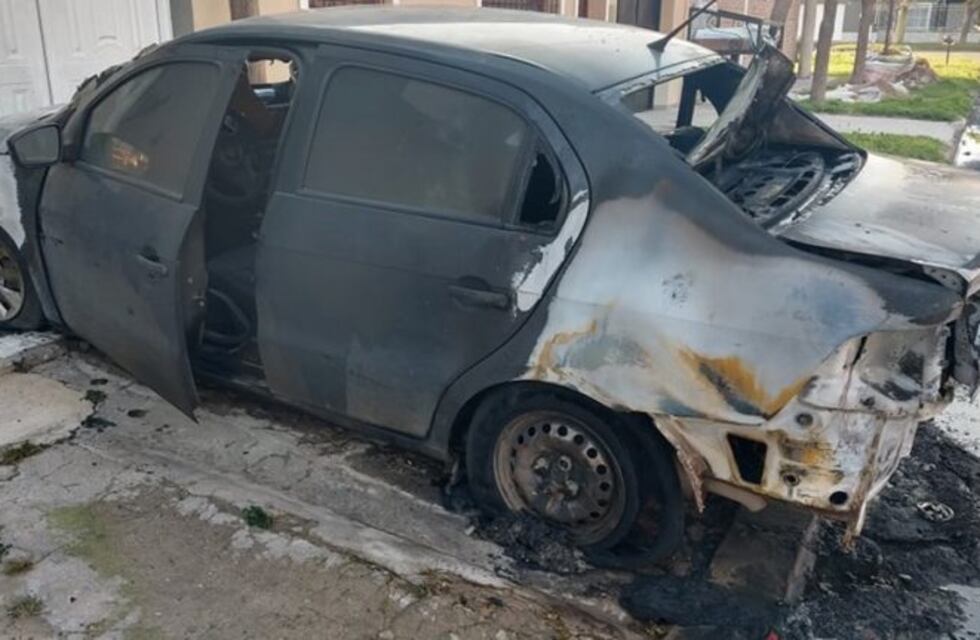 Bahía: incendiaron un auto en Villa Ressia