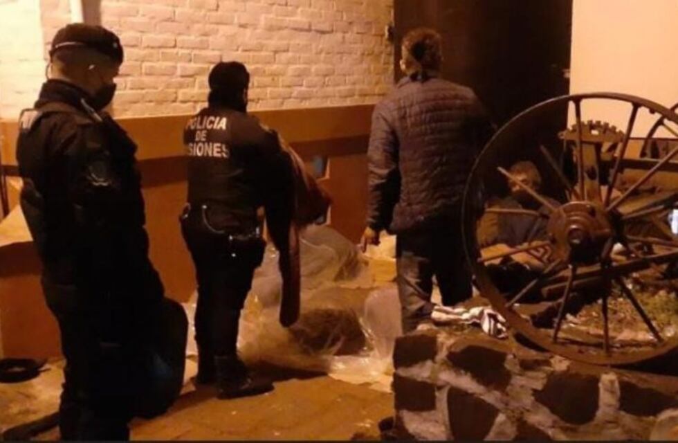 La Policía de Misiones asiste a personas en situación de calle en Eldorado