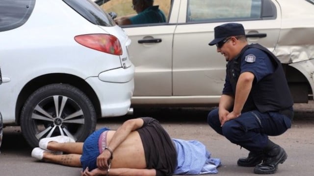 Los delincuentes, en calle Chile e Irigoyen colisionaron con otro vehículos y fueron detenidos\u002E