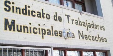 Reclamo de trabajadores municipales por pago horas extras