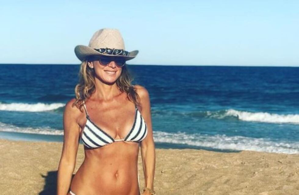 A los 51 años, Flavia Palmiero derrite la playa con su lomazo