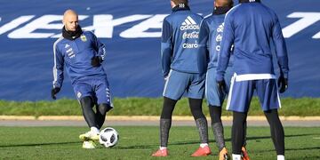 Sin Lionel Messi, la Selección Argentina se entrenó en Manchester\u002E Foto: AFP\u002E