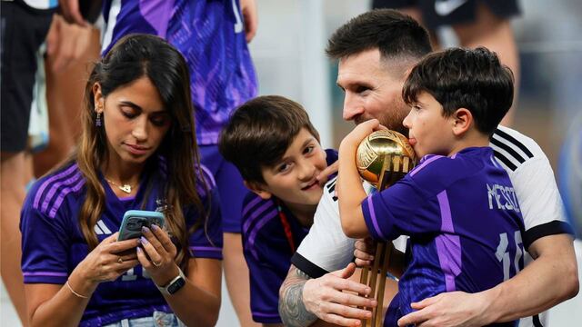 El niño de 10 años festejó el campeonato mundial con su familia en Qatar.