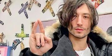 Ezra Miller sigue en el ojo de la tormenta (Instagram).