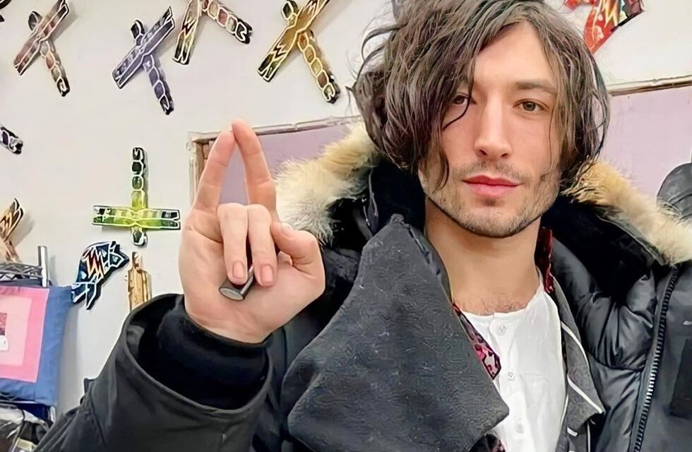 Los rituales satánicos de Ezra Miller: se hacía llamar “Jesús”, tenía un altar con figuritas de Flash y ofrendas de mujeres
