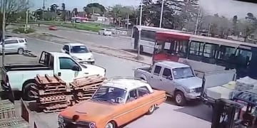 Abrió la puerta de su camioneta sin ver y tiró a una mujer que murió atropellada por un colectivo