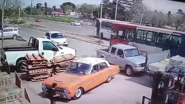 Abrió la puerta de su camioneta sin ver y tiró a una mujer que murió atropellada por un colectivo