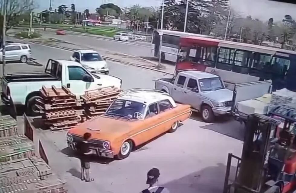 Abrió la puerta de su camioneta sin ver y tiró a una mujer que murió atropellada por un colectivo