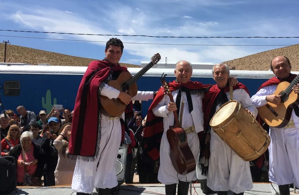 Salta homenajea al Polo Román con una guitarreada