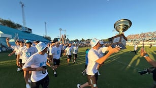 Festejos de los jugadores de Estudiantes de Rio Cuarto por el ascenso a la Primera División. Jugarán de locales contra Belgrano y River, falta saber dónde.