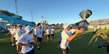 Festejos de los jugadores de Estudiantes de Rio Cuarto por el ascenso a la Primera División. Jugarán de locales contra Belgrano y River, falta saber dónde.