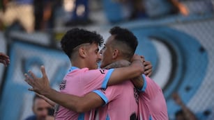 Racing de Nueva Italia abrió la cuenta por intermedio de su goleador, Bruno Nasta (Javier Ferreyra / La Voz).