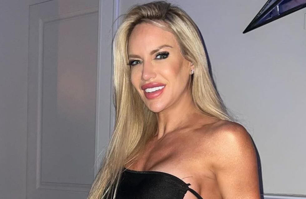 Shiny y ultra escotada: Luciana Salazar lució un look total pink al borde de la censura