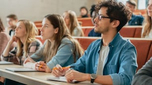 Cuál es la empresa que capacita a estudiantes y les ofrece trabajo.