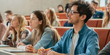 Cuál es la empresa que capacita a estudiantes y les ofrece trabajo.