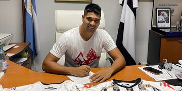 El delantero Catriel Sánchez firmando su contrato con Estudiantes de Caseros. (Prensa Estudiantes).