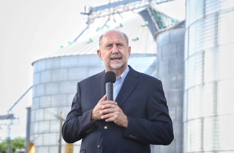 Omar Perotti recibió su dosis de refuerzo y defendió el pase sanitario