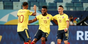 Edwin Cardona y Rafael Santos Borré celebran el gol de Colombia ante Ecuador.