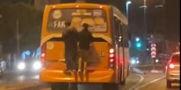 Filmaron a dos cordobeses "colgados" de la parte de atrás de un colectivo.
