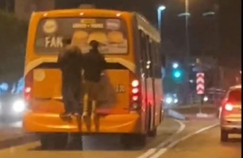 Peligrosísimo: filmaron a dos cordobeses “colgados” de la parte de atrás de un colectivo