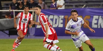 Instituto visitó a Defensor Sporting por la serie Río de la Plata en Uruguay. (Prensa Instituto)