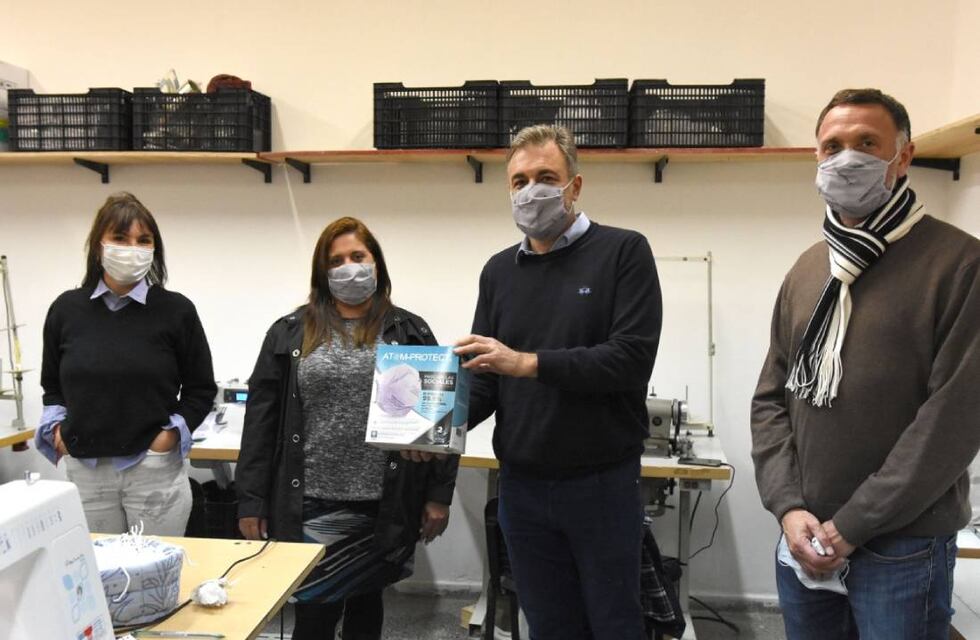 El intendente visitó la cooperativa que fabrica los barbijos del CONICET