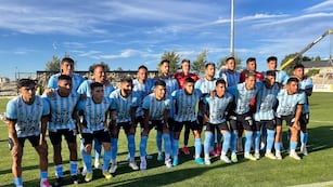La formación de Racing, con un comienzo arrollardor en Puerto Madryn.