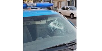 El patrullero de la GUR terminó con un ladrillazo en el parabrisas