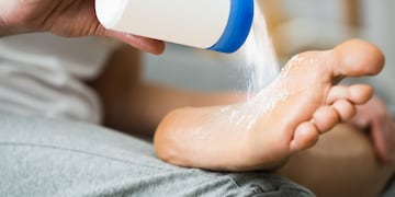 Adiós al talco para mantener los pies secos.