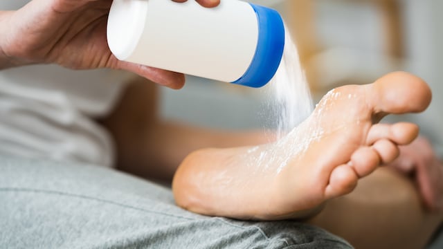 Adiós al talco para mantener los pies secos.