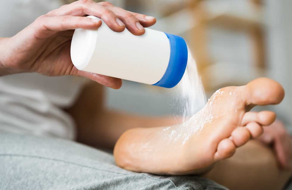 Adiós al talco: cuál es el ingrediente natural para mantener los pies secos y sin mal olor