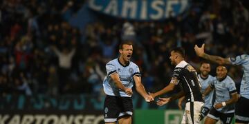 El festejo de todo Alberdi con el 2-1 de Novaretti sobre la hora para el Belgrano puntero (Facundo Luque / La Voz).