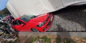 Volcó un camión y el container que transportaba aplastó a dos autos