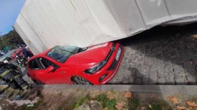 Volcó un camión y el container que transportaba aplastó a dos autos