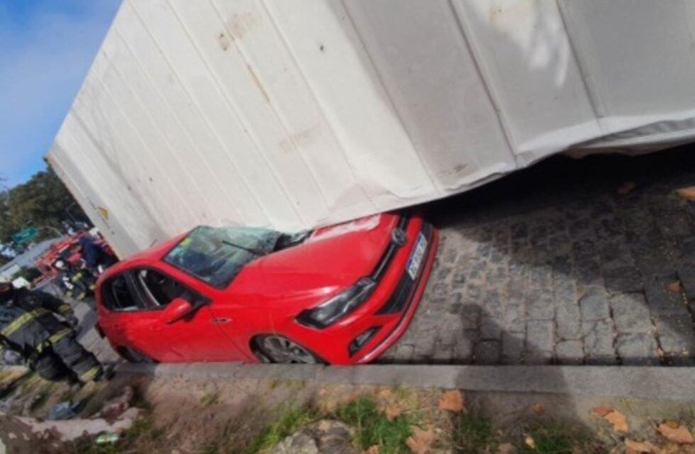 Retiro: volcó un camión y el container que llevaba cayó y aplastó a dos autos