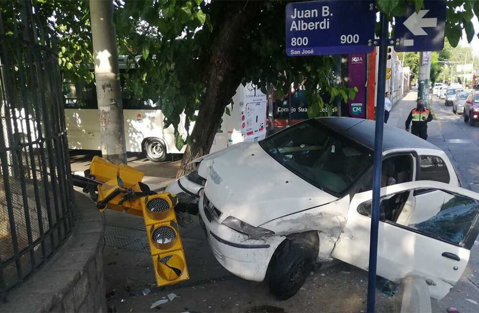 Un joven alcoholizado chocó contra un auto y derribó un semáforo
