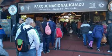 Trabajan en el lanzamiento de la temporada de invierno en Puerto Iguazú.