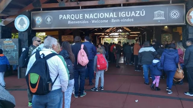 Trabajan en el lanzamiento de la temporada de invierno en Puerto Iguazú.