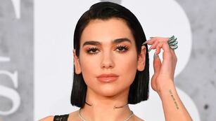 Dua Lipa se sumó a la tendencia del momento y encandiló con un look metalizado.