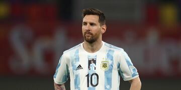 Lionel Messi con la camiseta homenaje a Diego Maradona.