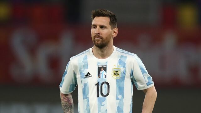 Lionel Messi con la camiseta homenaje a Diego Maradona.