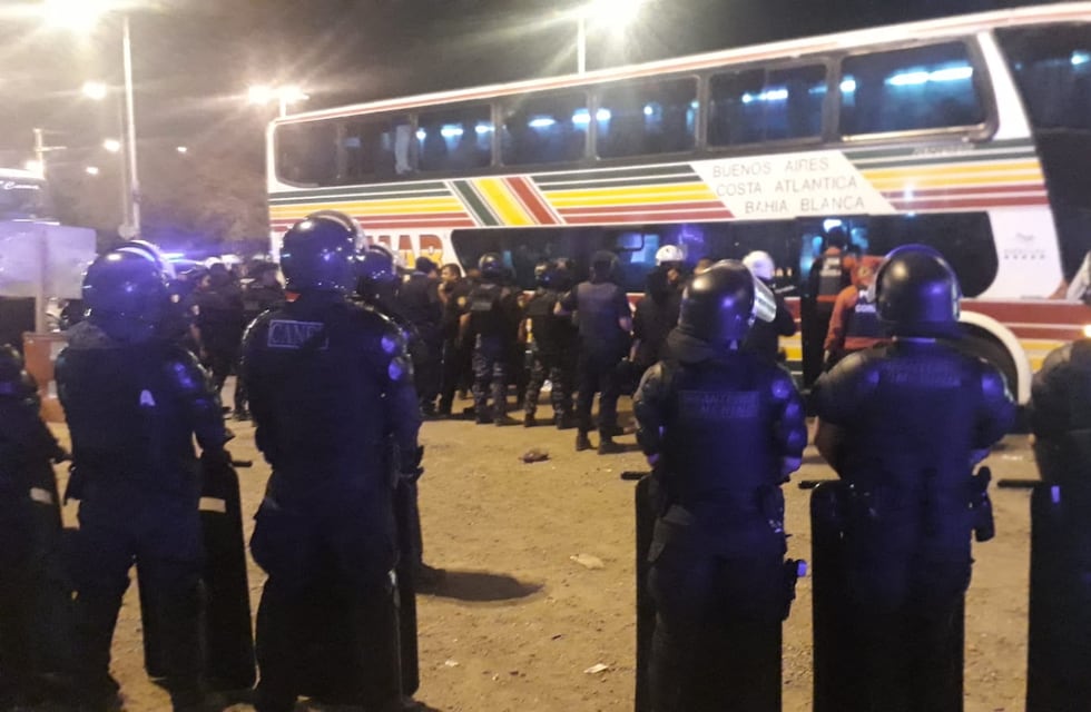 Enfrentamiento entre la Policía de Córdoba e hinchas de Banfield: hay efectivos lesionados