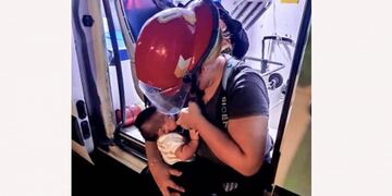 Una bombera amamantó a su bebé en medio del incendio del Autódromo de Las Termas y se volvió viral