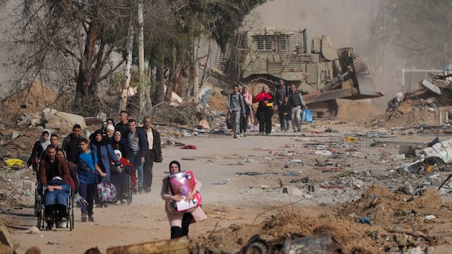 Palestinos huyen al sur en el tercer día de un cese el fuego entre Israel y Hamás en la carretera de Salah al-Din, en el centro de la Franja de Gaza, el 26 de noviembre de 2023.