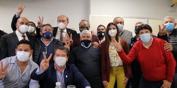 Manzur, Daer y Rivarola, junto a la dirigencia sindical justicialista, reunidos en Tucumán.