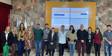 Estudiantes junto a las autoridades.