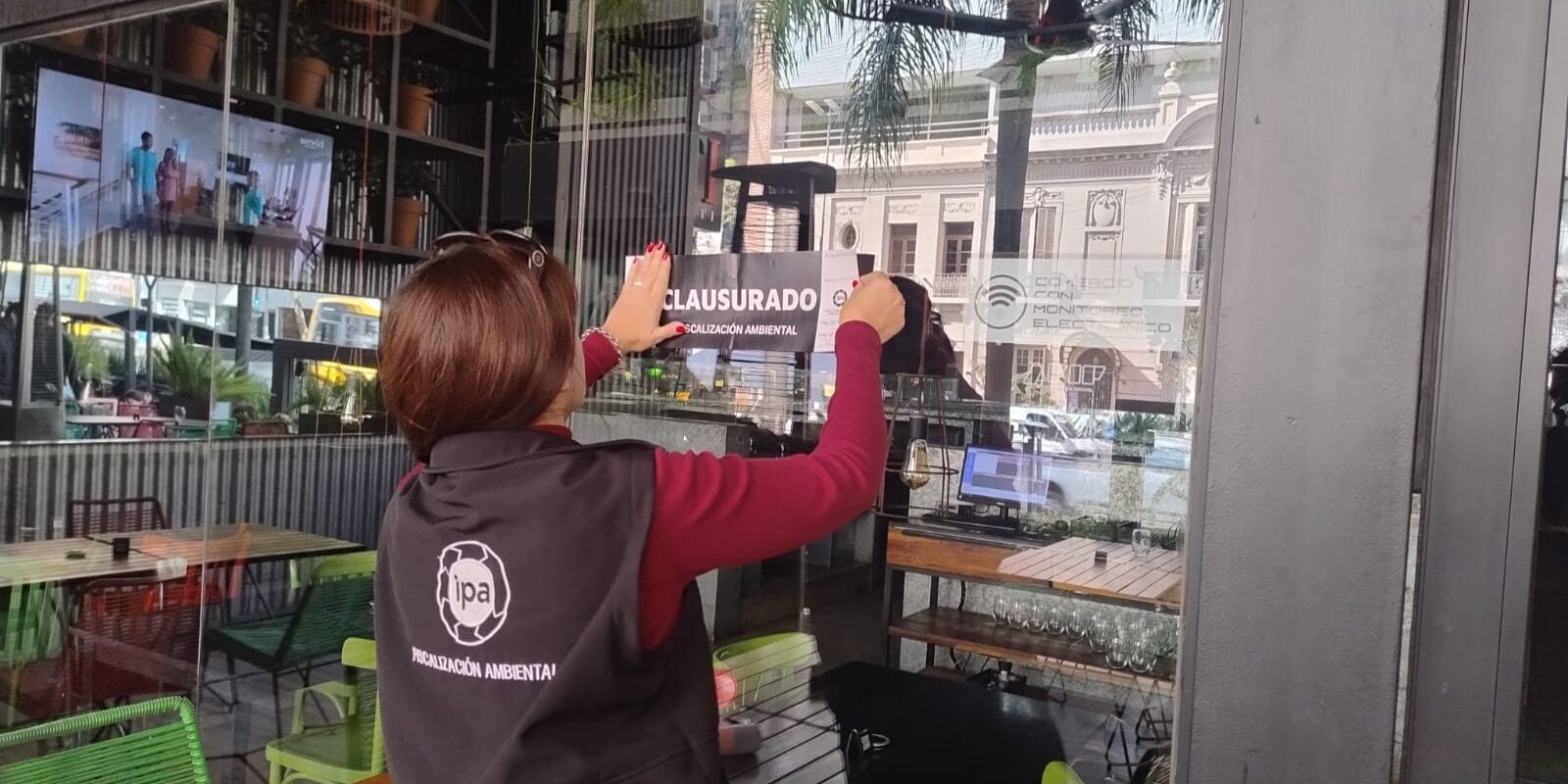 Los inspectores del Instituto de Protección Ambiental y Animal (IPA) clausurando el restaurante en Nueva Córdoba.